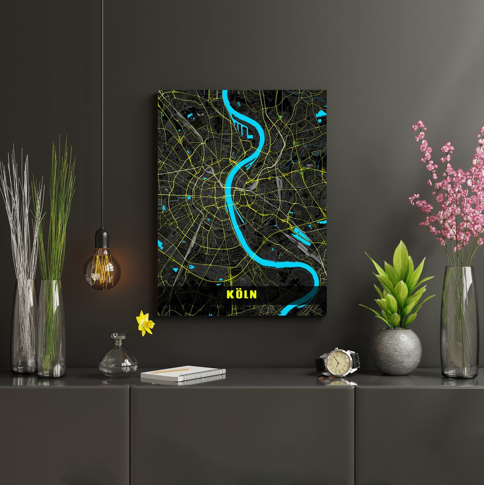 Plan de Cologne aux couleurs néon sur un mur sombre au-dessus d’un buffet, entre plantes et suspension