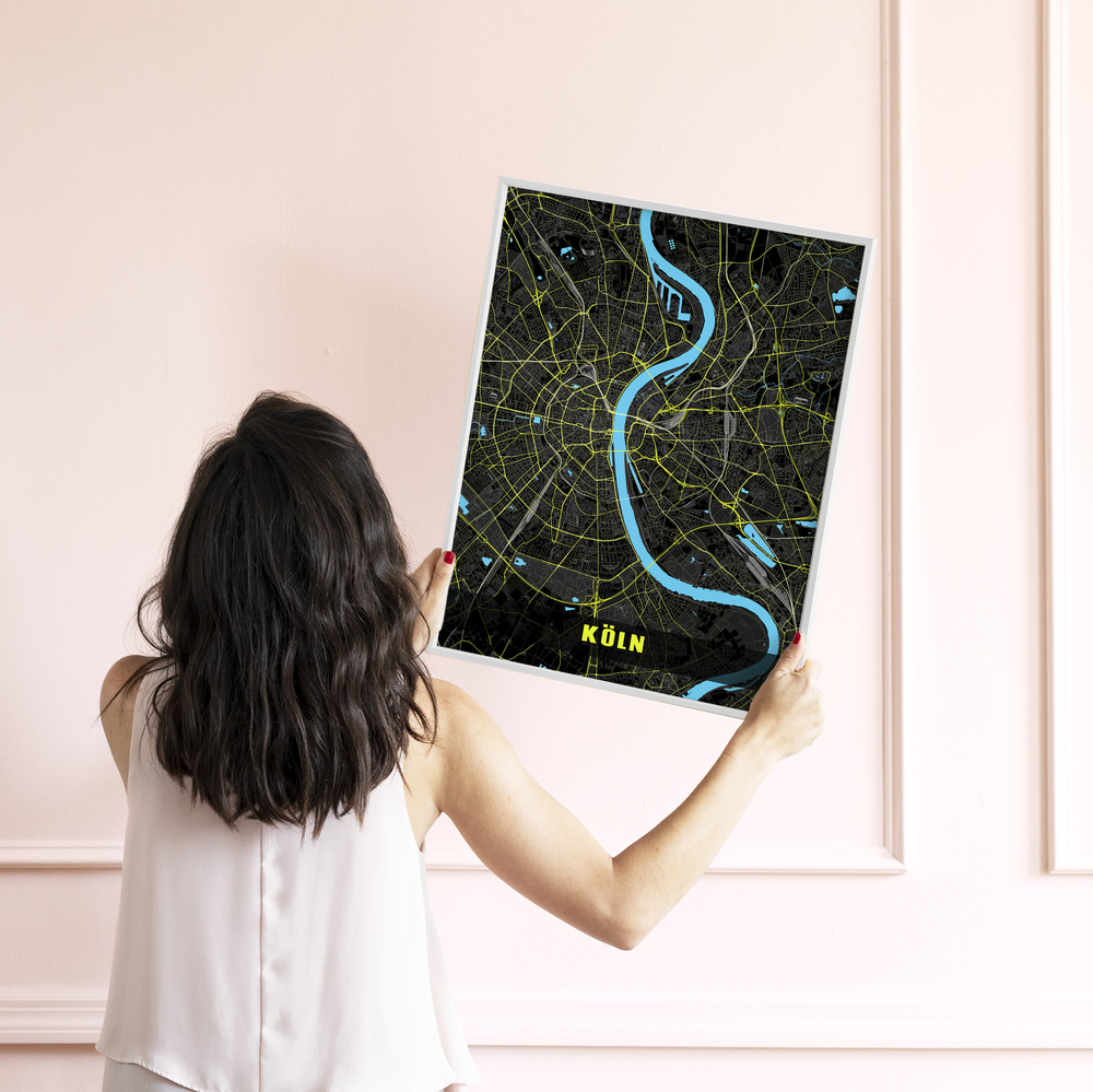 Poster du plan de Cologne à bord blanc, avec Rhin turquoise et rues jaune fluo devant un mur rose pâle