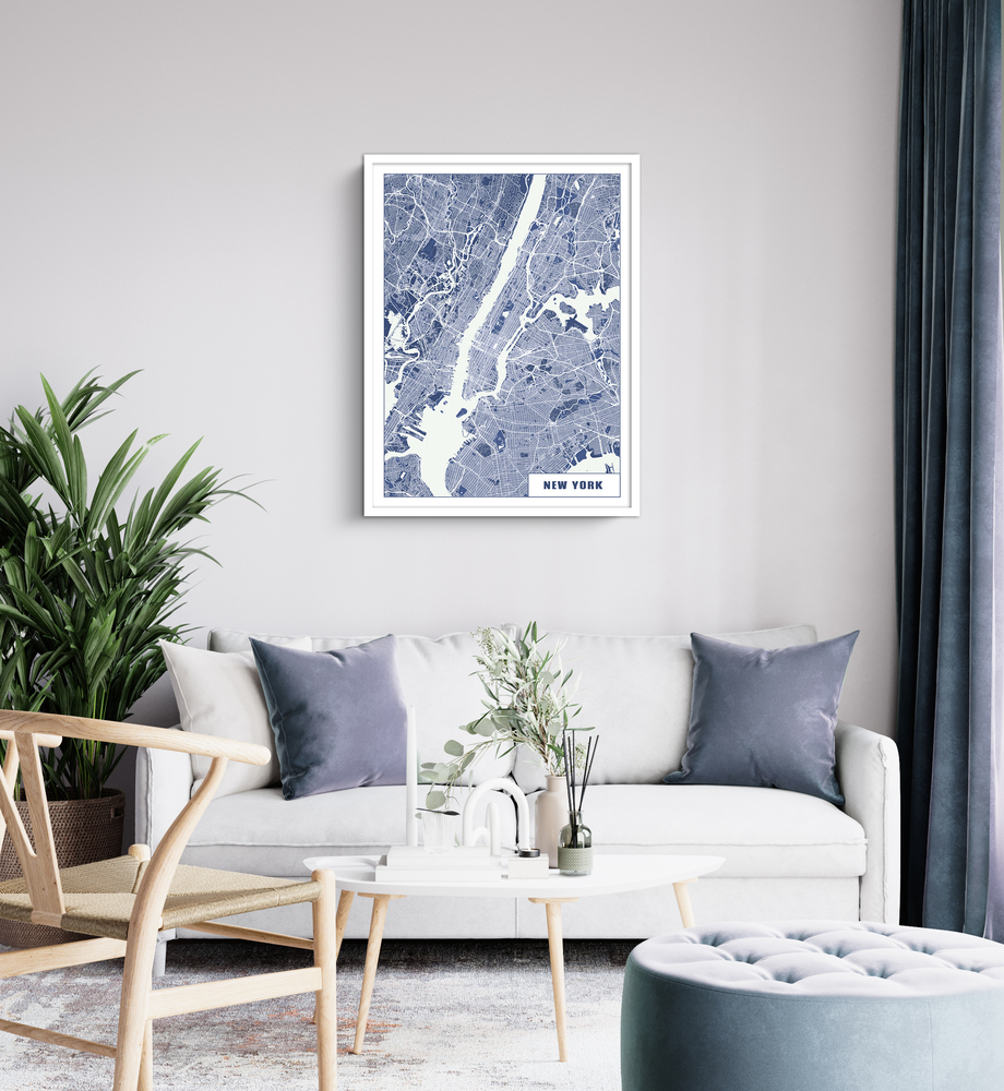 Affiche du plan de New York bleu et blanc, dans un cadre blanc au-dessus d’un canapé clair dans un salon végétalisé
