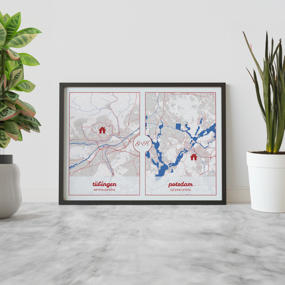 Deux plans de ville avec repères maison rouges dans un cadre noir, posés entre des plantes contre un mur clair