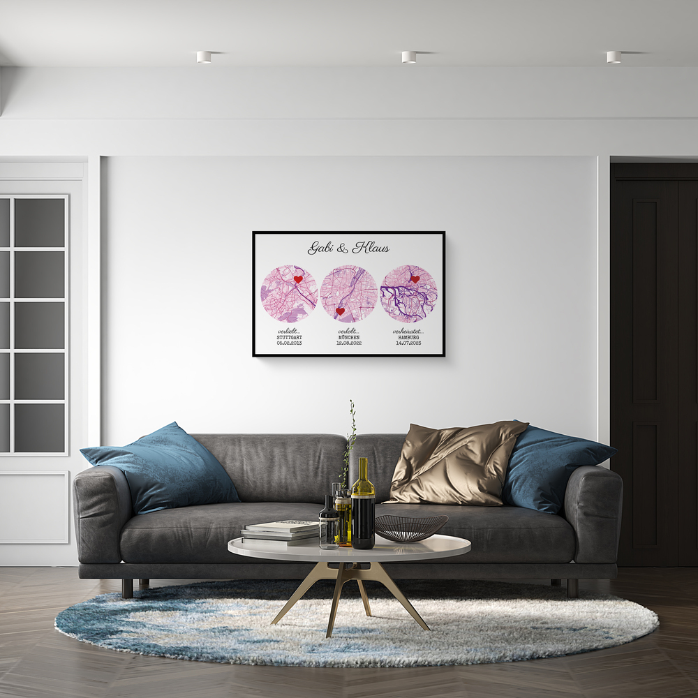 Gerahmtes Poster mit drei rosa Stadtkarten über dem Sofa als persönliche Erinnerung zur Hochzeit