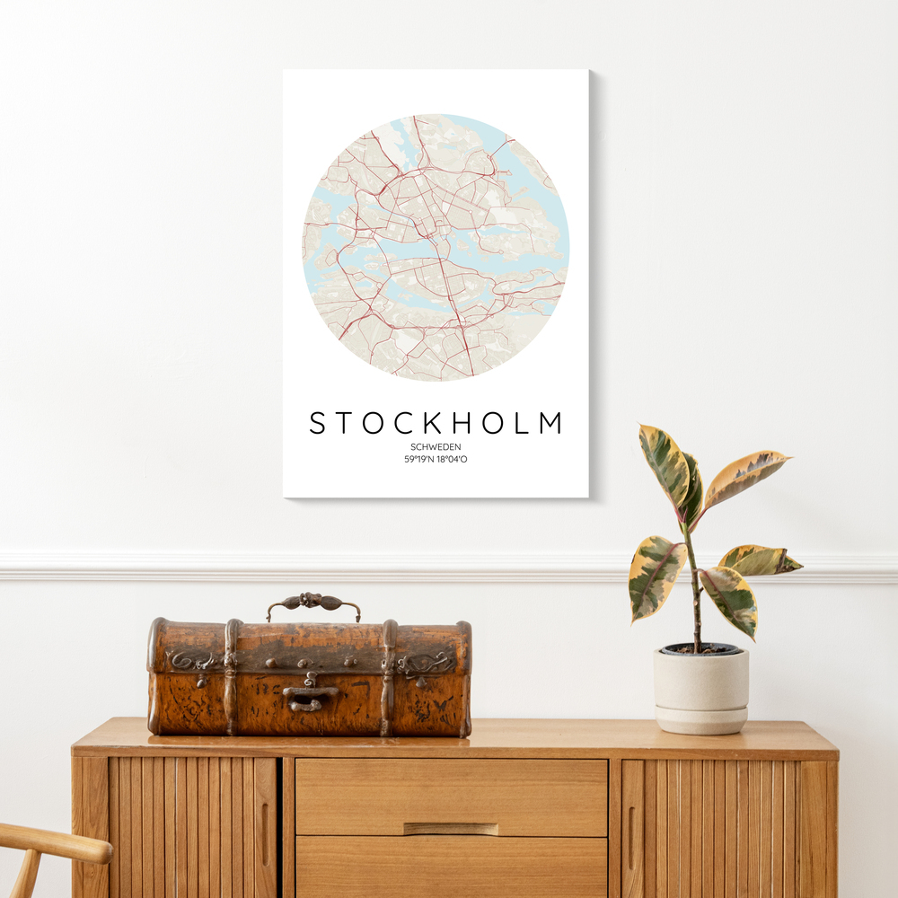 Plan circulaire de Stockholm imprimé sans cadre, au-dessus d’un buffet en bois avec valise ancienne et plante