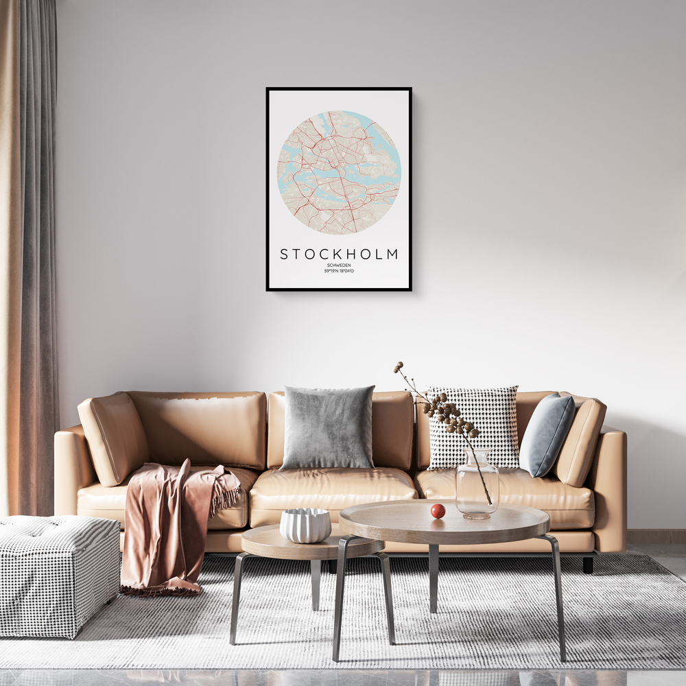 Affiche avec plan circulaire de Stockholm, encadrée en noir au-dessus d’un canapé camel dans le salon