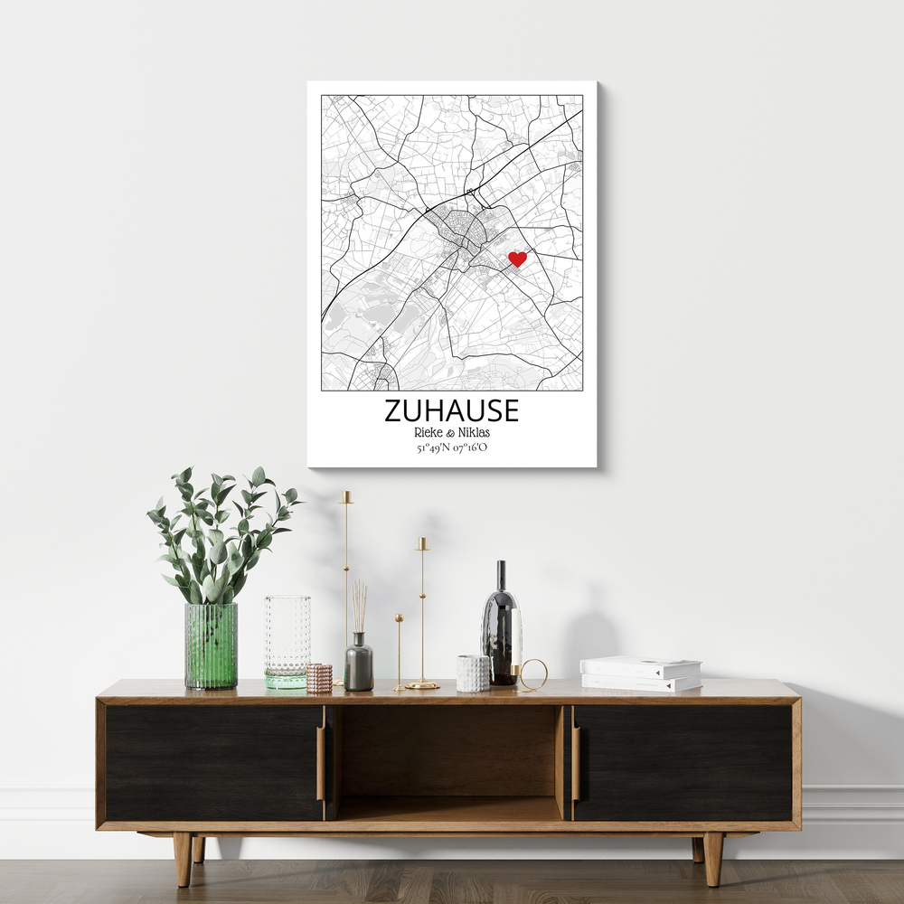 Personalisiertes Stadtkartenposter mit roter Herzmarkierung an heller Wand über einem dunklen Sideboard