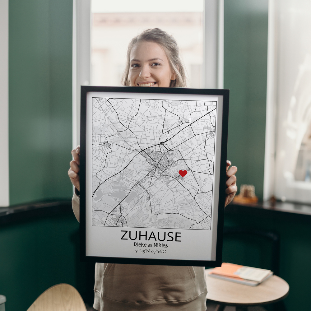 Stadtkarte mit Herz am Wohnort und personalisierter Beschriftung im schwarzen Rahmen als Einzugsgeschenk
