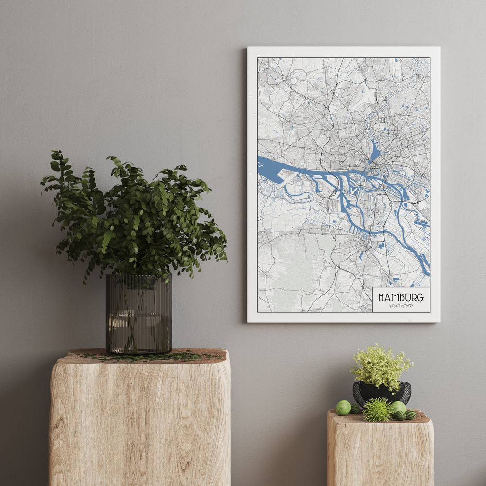 Affiche du plan de Hambourg avec l’Elbe en bleu, cadre blanc sur mur gris, près de plantes sur socles en bois