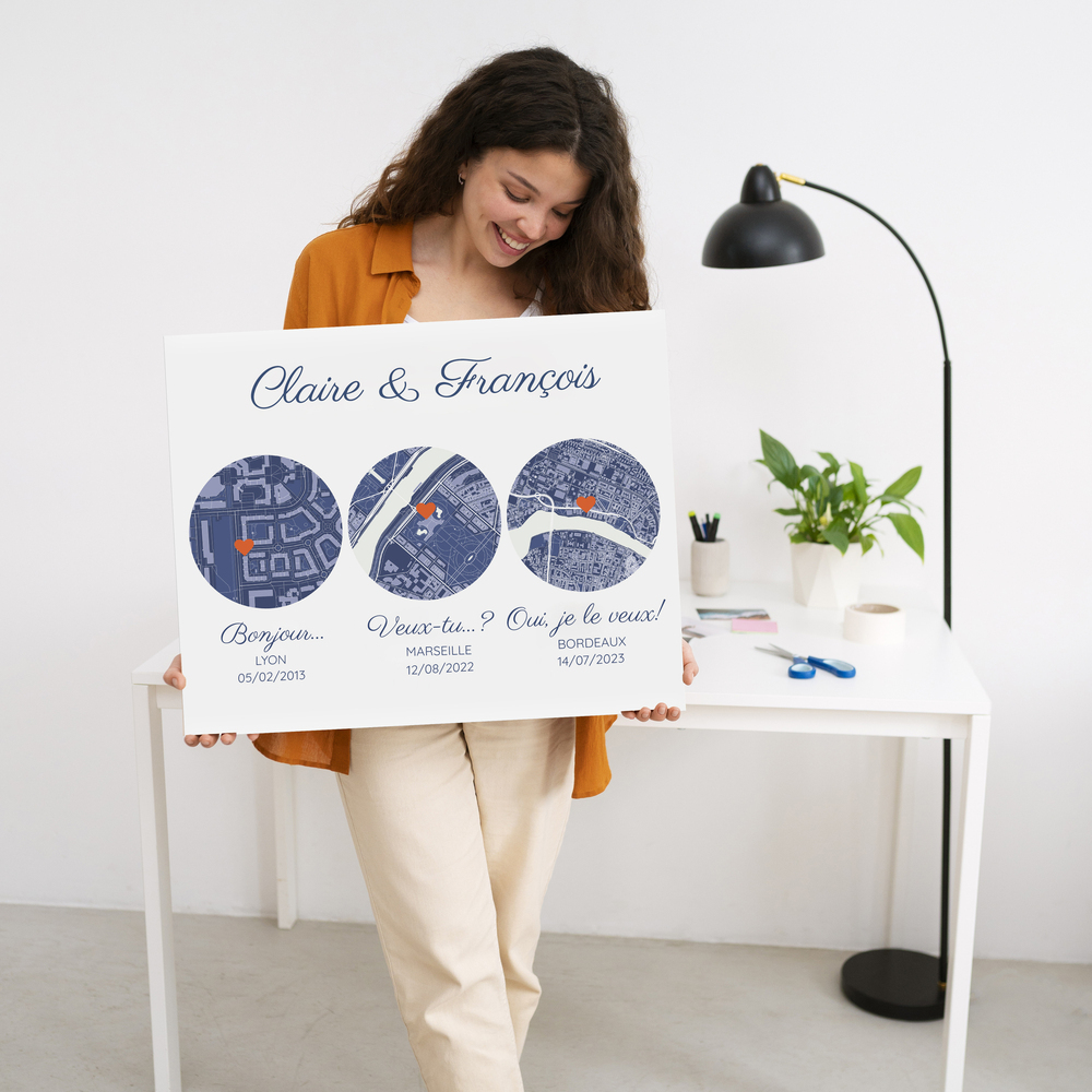 Tableau personnalisé avec trois plans de ville ronds, prénoms et dates, présenté devant un bureau blanc