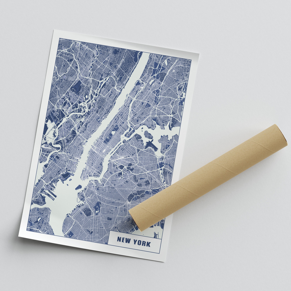 Poster du plan de New York bleu et blanc, de style technique, posé en biais près d’un tube d’expédition