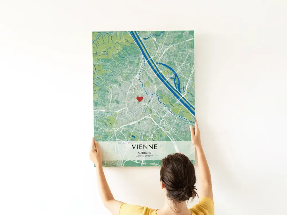 Affiche de plan de ville vert et bleu sans cadre, cœur rouge et bandeau clair avec coordonnées, sur un mur blanc