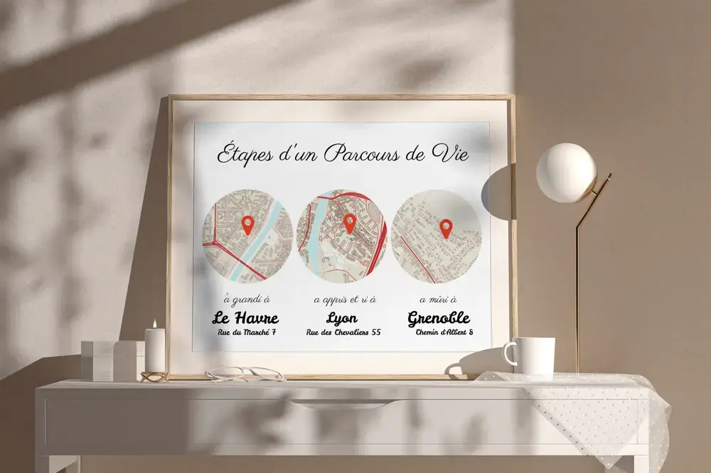 Affiche encadrée avec trois plans de ville ronds sur un buffet blanc, un cadeau personnalisé pour un couple