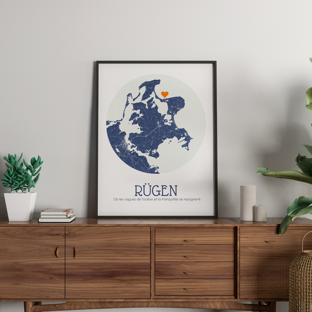Affiche de Rügen dans un cadre noir sur un buffet en bois, avec carte ronde bleu marine et cœur orange