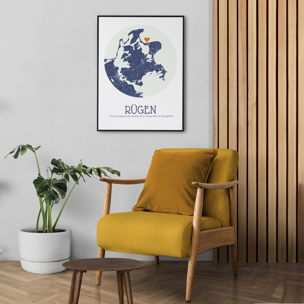 Carte ronde de Rügen encadrée au-dessus d’un fauteuil jaune, un cadeau pour les amoureux de l’île